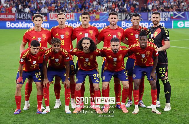 ▲ 무적함대 스페인이 두 경기 만에 유로2024 16강 진출을 확정했다. 스페인은 21일(한국시간) 독일 아레나 아우프샬케에서 열린 유로 2024 B조 2차전에서 이탈리아를 1-0으로 꺾었다. 1차전에서 크로아티아를 3-0으로 제압한 스페인은 승점을 6점으로 쌓아 최종전 결과에 관계 없이 16강 진출을 확정지었다. 개최국 독일에 이어 두 번째 16강 진출이다.