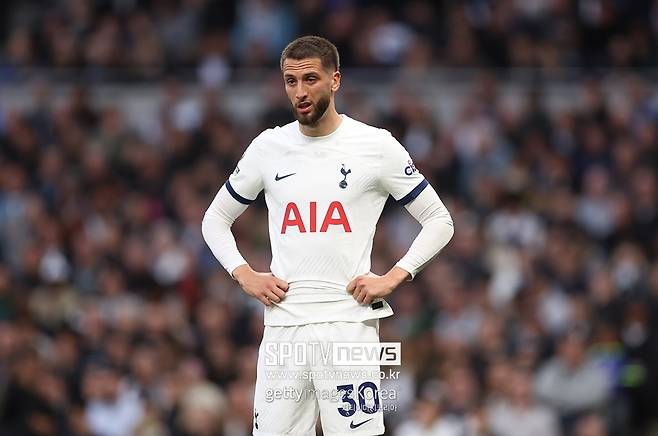 ▲ 손흥민과 로드리고 벤탄쿠르. 같은 토트넘 동료인데 이해할 수 없는 인터뷰를 했다. 벤탄쿠르가 손흥민을 향해 인종차별 발언을 했고, 사과에도 논란은 더 커졌다. 이후 손흥민이 용서했다는 SNS, 토트넘 구단 공식 반응까지 나왔지만 비난 여론은 여전히 거세다. 국내 언론뿐 아니라 이젠 영국 매체들까지 합세했다. 상황이 커지자 잉글랜드축구협회(FA)가 움직였다. 벤탄쿠르 징계를 구체적으로 논의 중이다.