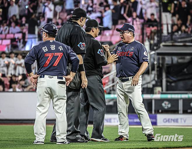 ▲김태형 감독이 심판진에게 항의하고 있다. ⓒ롯데 자이언츠