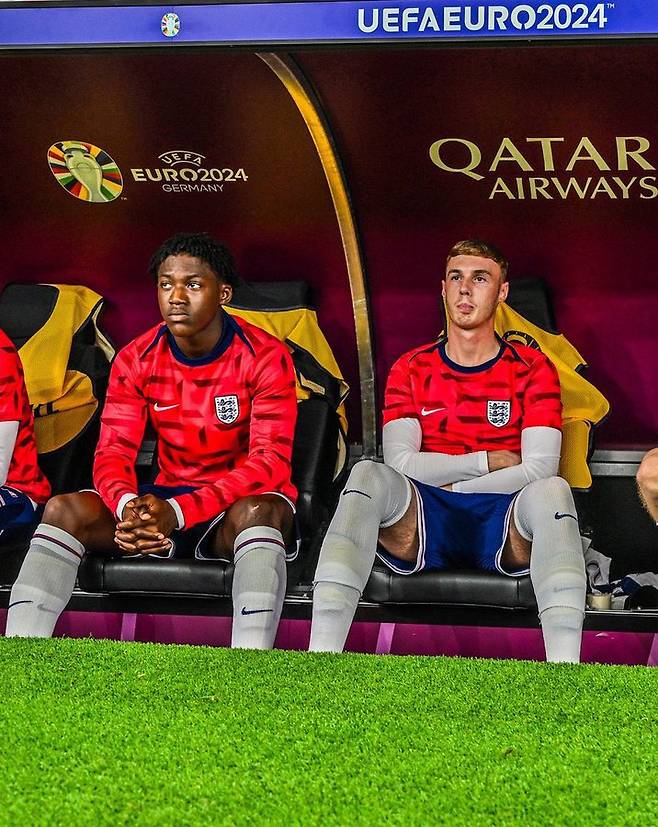 잉글랜드가 21일(한국시간) 독일 프랑크푸르트 암마인에 있는 프랑크푸르트 아레나에서 열린 덴마크와의 유럽축구연맹(UEFA) 유로 2024 C조 2차전에서 1-1로 무승부를 거뒀다. 프리미어리그 22골 11도움으로 에당 아자르에 이어 20골-10도움을 기록한 최초의 선수가 된 콜 팔머는 두 경기 연속 벤치를 지키며 가레스 사우스게이트 감독과 불화의 기류가 감지됐다. 잉글랜드