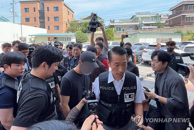 '얼차려 훈련병 사망' 부중대장 구속 심사 (춘천=연합뉴스) 육군 12사단 훈련병 사망사건과 관련해 규정을 위반한 군기훈련(얼차려)을 실시한 혐의를 받는 부중대장(중위)이 21일 오전 강원 춘천지방법원에서 열린 구속 전 피의자 심문(영장실질심사)에 출석하기 위해 법정으로 향하고 있다. 2024.6.21 [독자 제공. 재판매 및 DB 금지] taetae@yna.co.kr