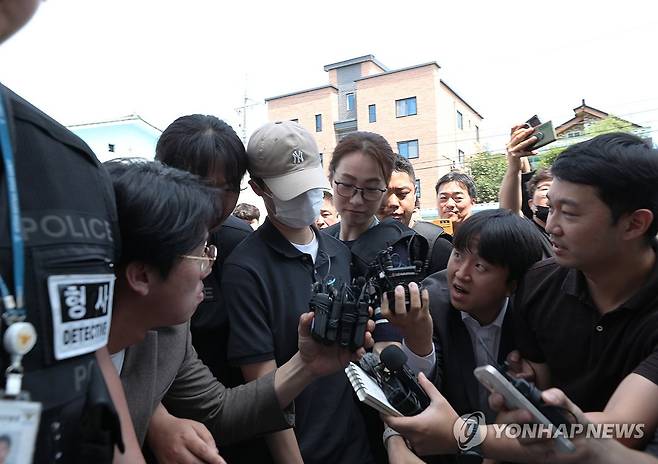 법원 들어서는 '얼차려 훈련병 사망' 중대장 (춘천=연합뉴스) 강태현 기자 = 육군 12사단 훈련병 사망사건과 관련해 규정을 위반한 군기훈련(얼차려)을 실시한 혐의로 중대장(대위)이 21일 오전 강원 춘천지방법원에서 열린 구속 전 피의자 심문(영장실질심사)에 출석하기 위해 법정으로 향하고 있다. 2024.6.21 taetae@yna.co.kr