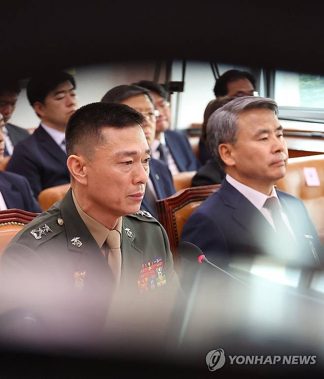 질의 경청하는 이종섭 전 국방부 장관과 임성근 전 해병대 1사단장 (서울=연합뉴스) 김주형 기자 = 21일 오전 '순직 해병 진상규명 방해 및 사건은폐 등의 진상규명을 위한 특별검사 임명법'(채상병특검법)에 대한 입법청문회가 진행되는 국회 법제사법위원회 전체회의에 출석한 이종섭 전 국방부 장관과 임성근 전 해병대 1사단장(왼쪽)이 위원 질의를 경청하고 있다. 2024.6.21 kjhpress@yna.co.kr