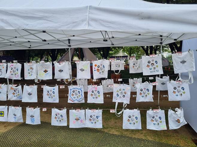 '마비노기' 20주년 판타지 파티. 이벤트로 에코백을 꾸미고 말리는 공간.