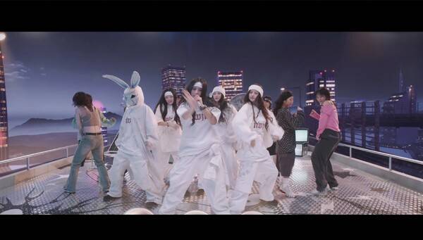 /사진='슈퍼내추럴' 뮤직비디오