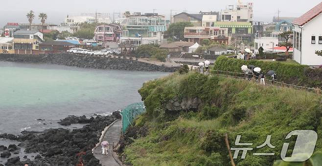 제주시 애월읍 한담해안산책로에서 관광객들이 우산을 쓰고 산책하고 있다. 2024.5.26/뉴스1 ⓒ News1 오현지 기자