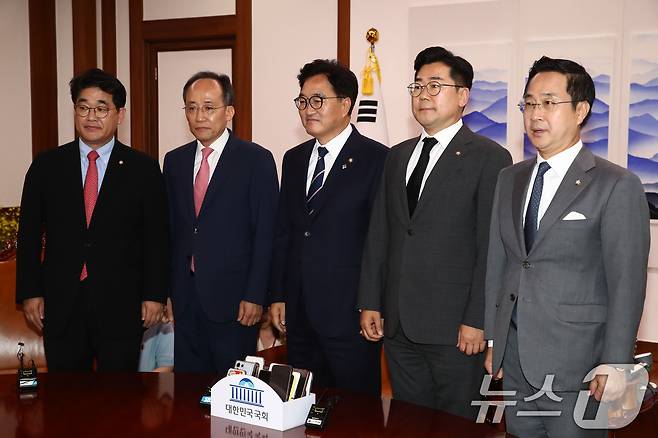 우원식 국회의장과 여야 원내대표가 21일 오후 서울 여의도 국회 의장실에서 가진 원 구성 관련 회동에서 기념촬영을 하고 있다. 왼쪽부터 국민의힘 배준영 원내수석부대표, 추경호 원내대표, 우 의장, 더불어민주당 박찬대 원내대표, 박성준 원내수석부대표.2024.6.21/뉴스1 ⓒ News1 이광호 기자