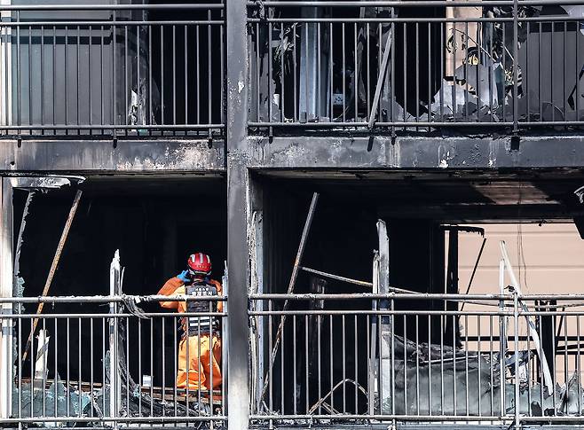 지난 20일 발생한 화재로 불탄 서울 강남구 역삼동 아이파크 아파트의 모습. 소방관이 사고 원인을 파악하기 위해 현장 감식을 하고 있다. /뉴시스