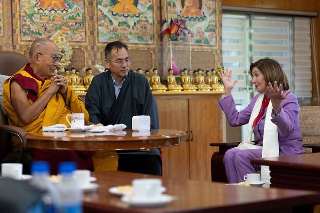 미국 의회의 여야 대표단이 지난 19일 인도 북부 에서 티베트의 정신적 지도자 달라이 라마를 만났다. 대표단 중 한 명인 낸시 펠로시 전 미 하원의장이 달라이 라마와 대화하고 있다. /로이터 연합뉴스