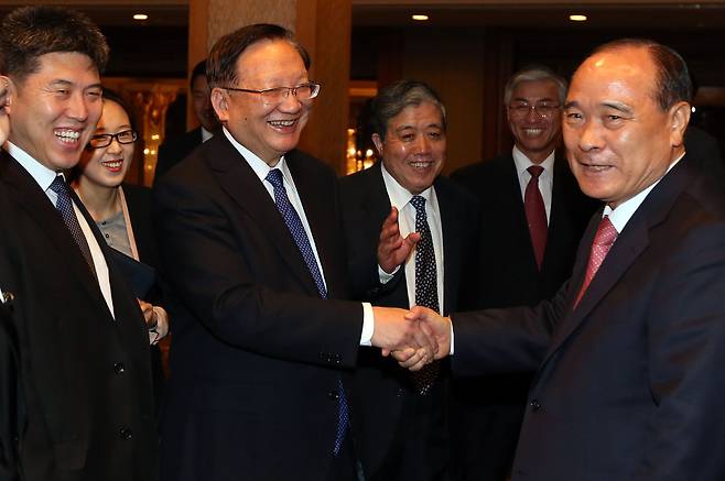 탕자쉬안(唐家璇) 전 중국 외교담당 국무위원이 지난 2014년 10월 21일 서울 중구 소공동 롯데호텔에서 열린 '한중 지도자 포럼'에서 김한규 21세기 한중교류협회 회장과 인사를 나누고 있다. /연합뉴스