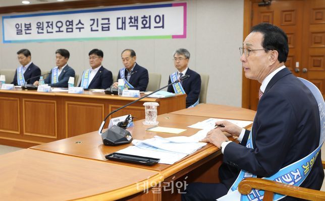 노동진(맨 오른쪽) 수협중앙회장이 지난해 8월 수협중앙회 본사에서 '일본 원전오염수 긴급 대책회의'를 주재하고 있다.ⓒ수협중앙회