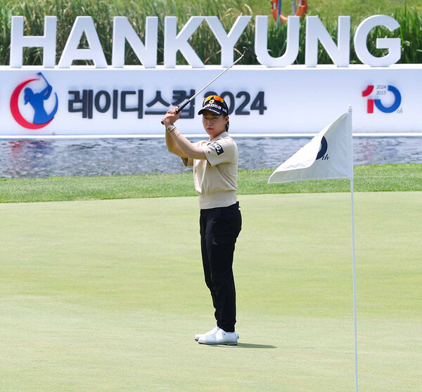 2024년 한국여자프로골프(KLPGA) 투어 BC카드·한경 레이디스컵에 출전한 정윤지 프로가 2라운드에서 경기하는 모습이다. 사진제공=KLPGA