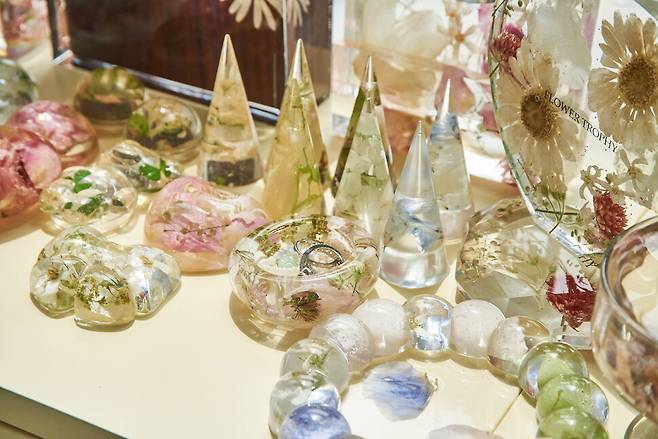 레진아트로 만든 웨딩반지 거치대와 문진, 보석함. 스튜디오 어댑터 경지은