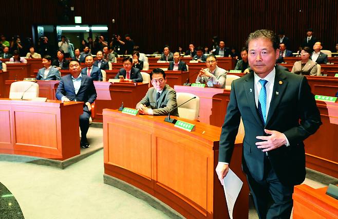 김영호 통일부 장관이 지난 14일 오전 국회에서 열린 국민의힘 의원총회에서 발언대로 나가고 있다. 강창광 선임기자 chang@hani.co.kr