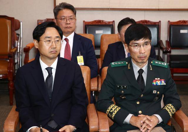 이시원 전 대통령실 공직기강비서관과 임기훈 국방대총장, 신범철 전 국방부차관이 21일 오전 서울 여의도 국회에서 열린 법제사법위원회 전체회의 순직 해병 수사 방해 및 사건 은폐 등의 진상규명을 위한 특별검사의 임명 등에 관한 법률안 관련 입법청문회에 출석해 자리에 앉아 있다. 뉴스1