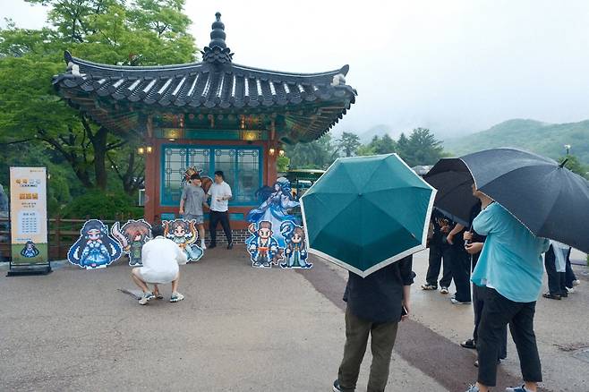 ▲ 중앙에 마련된 포토존에서는 여러 캐릭터와 사진을 남길 수도 있...