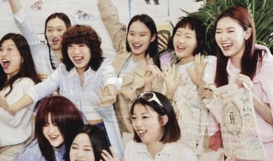 중국의 칭찬 모임에 참석한 사람들이 활짝 웃고 있다. 사진 인스타그램 캡처