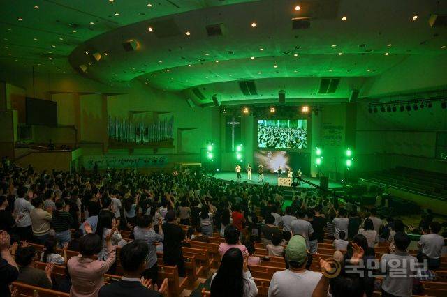 청주 상당교회(안광복 목사)에서 21일 진행된 갓플렉스(Godflex)에서 2000여명의 참석자들이 피아 워십의 인도에 따라 찬양하고 있다. 청주=신석현 포토그래퍼