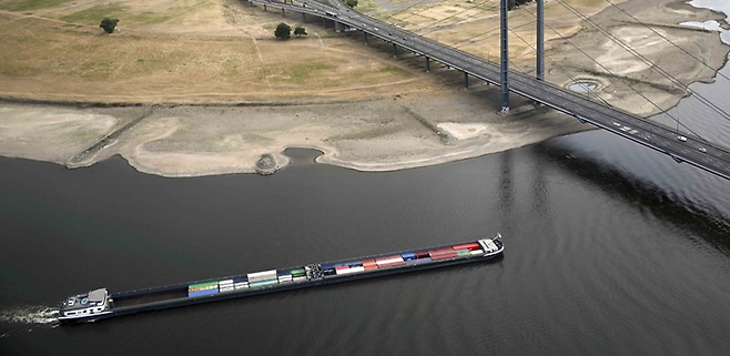 지난 2022년 심한 가뭄으로 바닥을 드러냈던 독일 라인강. <AP·DPA 연합뉴스>