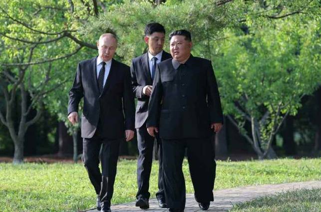 북한 노동당 기관지 노동신문은 20일 김정은 노동당 총비서가 블라디미르 푸틴 러시아 대통령과 금수산영빈관 정원구역에서 시간을 함께 보내면서 친교를 두터이 했다고 전했다.[국내에서만 사용가능. 재배포 금지. DB 금지. For Use Only in the Republic of Korea. Redistribution Prohibited] rodongphoto@news1.kr  Copyright (C) 뉴스1. All rights reserved. 무단 전재 및 재배포,  A /사진=(평양 노동신문=뉴스1)