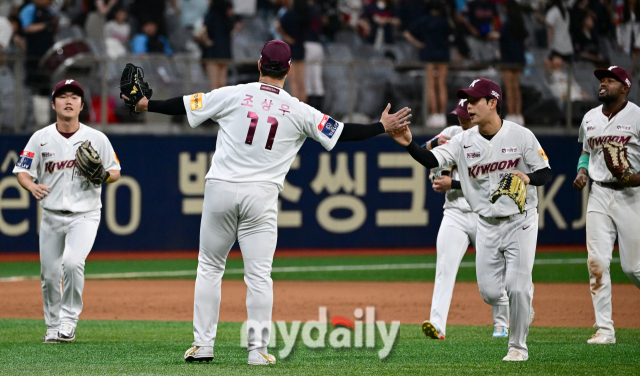 2024년 6월 21일 서울 고척스카이돔에서 '2024 신한 SOL Bank KBO리그' 롯데 자이언츠와 키움 히어로즈의 경기가 열렸다. 키움 조상우가 5-2로 승리한 뒤 기뻐하고 있다./고척 = 유진형 기자 zolong@mydaily.co.kr