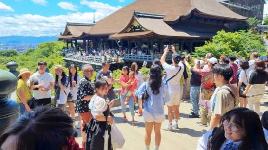 교토 청수사에 관광객들이 모여들고 있다. 21일 오후 청수사 전경.[사진=김병진 기자]