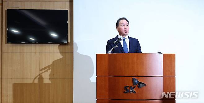 [서울=뉴시스] 김선웅 기자 = 최태원 SK그룹 회장이 17일 서울 종로구 SK서린빌딩에서 노소영 아트나비센터 관장과의 이혼소송·재산분할 항소심 판결 관련 공식 입장을 발표하고 있다. 2024.06.17. mangusta@newsis.com