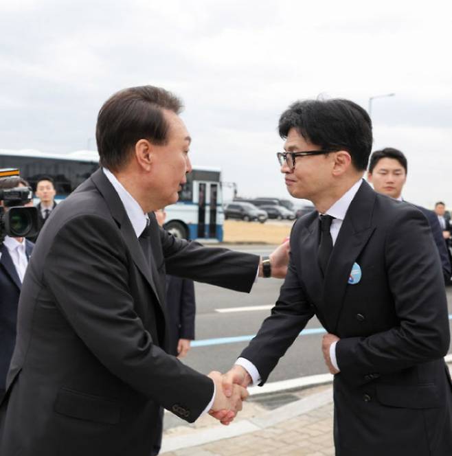 윤석열 대통령이 3월 22일 경기도 평택 소재 해군 제2함대사령부에서 거행된 제9회 서해수호의날 기념식을 마친 뒤 당시 한동훈 국민의힘 비상대책위원장과 악수하고 있는 모습.(사진=대통령실 제공)