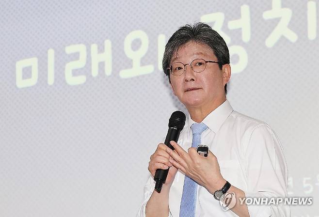 (인천=연합뉴스) 임순석 기자 = 국민의힘 유승민 전 의원이 2일 오후 인천 연수구 인천대 교수회관에서 '청년의 미래와 정치'를 주제로 특강을 하고 있다. 2024.5.2 soonseok02@yna.co.kr 연합뉴스