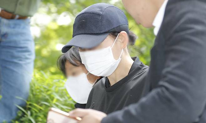 인천 지역 교회에서 밥을 먹다가 의식을 잃고 쓰러진 여고생을 학대한 혐의로 구속영장이 청구된 50대 신도가 지난 5월 18일 인천 미추홀구 인천지법에서 열린 구속 전 피의자 심문(영장실질심문)에 출석하고 있다. 뉴시스
