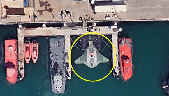 미국이 개발 중인 최첨단 수중드론 만타 레이가 미 해군기지에 정박해 있다. Google Earth