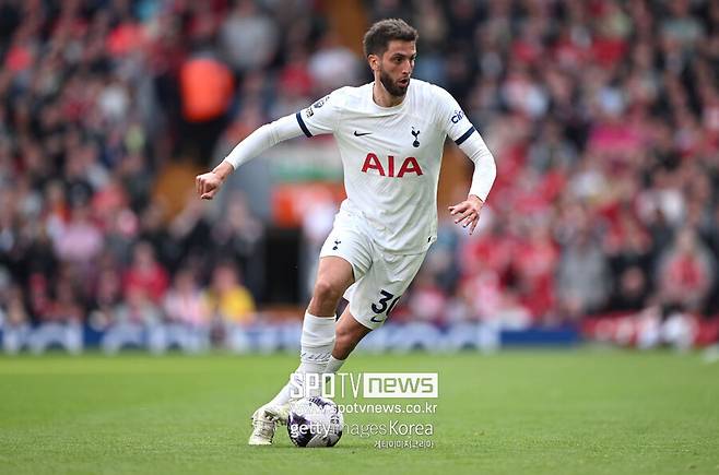 ▲&nbsp;영국 매체 '팀토크'는 21일(이하 한국시간) "벤탄쿠르가 엔제 포스테코글루 감독 체제에서 맹활약을 펼쳤음에도 이번 여름 이적 시장에서 팀을 옮길 수 있다"라고 보도했다. 매체에 따르면&nbsp;"갈라타사라이는 벤탄쿠르 측과 만나 개인 조건에 대해 논의했다"라며 "우루과의 출신의 페르난도 무슬레라와 루카스 토레이라가 벤탄쿠르 영입에 도움을 줄 것이다"라고 언급했다.