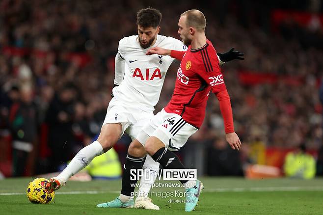 ▲&nbsp;영국 매체 '팀토크'는 21일(이하 한국시간) "벤탄쿠르가 엔제 포스테코글루 감독 체제에서 맹활약을 펼쳤음에도 이번 여름 이적 시장에서 팀을 옮길 수 있다"라고 보도했다. 매체에 따르면&nbsp;"갈라타사라이는 벤탄쿠르 측과 만나 개인 조건에 대해 논의했다"라며 "우루과의 출신의 페르난도 무슬레라와 루카스 토레이라가 벤탄쿠르 영입에 도움을 줄 것이다"라고 언급했다.