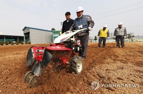 농기계 사용법 교육 [연합뉴스 자료사진]