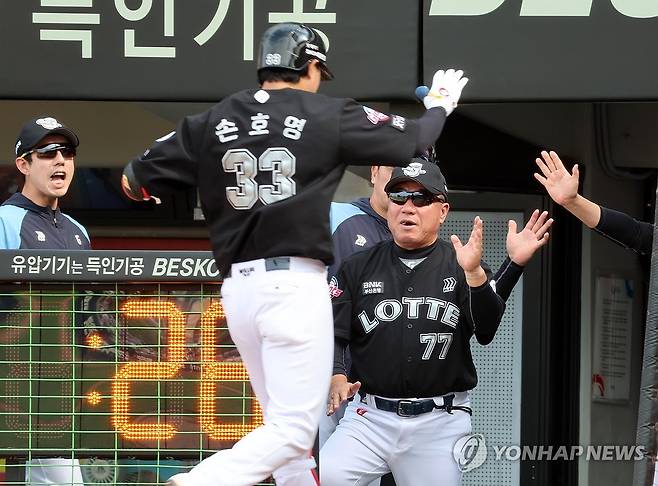 환영받는 손호영 (광주=연합뉴스) 조남수 기자 = 6일 광주기아챔피언스필드에서 열린 프로야구 롯데 자이언츠와 KIA 타이거즈의 경기. 롯데 손호영이 8회초에 솔로홈런을 때리고 더그아웃에서 환영받고 있다. 2024.6.6 iso64@yna.co.kr