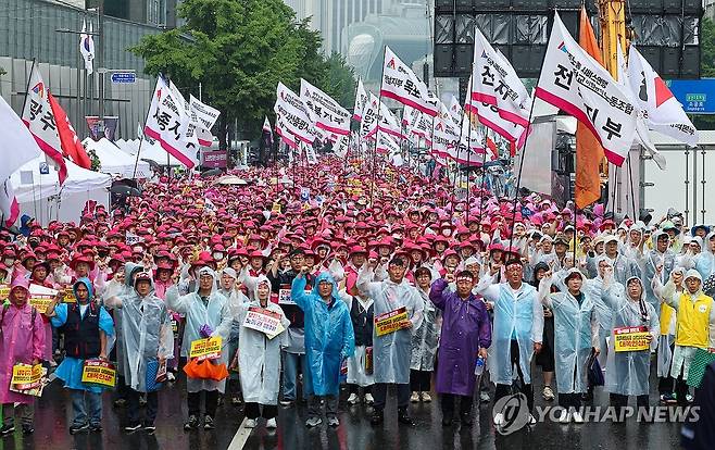 숭례문 앞 가득 메운 민주노총 (서울=연합뉴스) 서대연 기자 = 22일 오후 서울 숭례문 일대에서 전국민주노동조합총연맹(민주노총) 전국노동자대회가 열리고 있다.
    이들은 최저임금 대폭 인상, 업종별 차등적용 폐기, 노조법 2·3조 개정, 모든 노동자에게 근로기준법 적용 등을 촉구했다. 2024.6.22 dwise@yna.co.kr