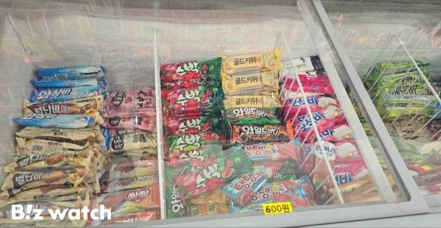 무인 아이스크림 매장 내 바류 매대 / 사진=김지우 기자 zuzu@