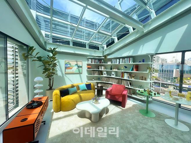 ‘스카이 스위트 한강브릿지 서울’의 거실 모습 (사진=김명상 기자)