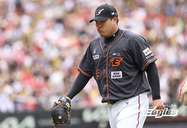 한화 류현진이 23일 광주-기아 챔피언스 필드에서 열린 2024 KBO리그 한화와 더블헤더 1차전에서 4회를 마친 후 더그아웃으로 돌아오고 있다. 사진 | 한화 이글스