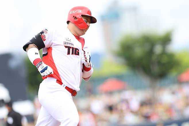 KIA 최형우가 23일 광주-기아 챔피언스 필드에서 열린 2024 KBO리그 한화와 더블헤더 1차전에서 4회말 솔로포를 때린 후 베이스를 돌고 있다. 김도영에 이어 백투백 홈런을 쳤다. 사진 | KIA 타이거즈