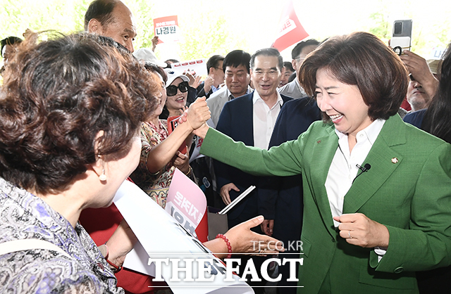 나경원 국민의힘 의원이 23일 오후 서울 여의도 국회 소통관에서 출마 선언에 앞서 지지자들과 인사를 나누고 있다. /박헌우 기자