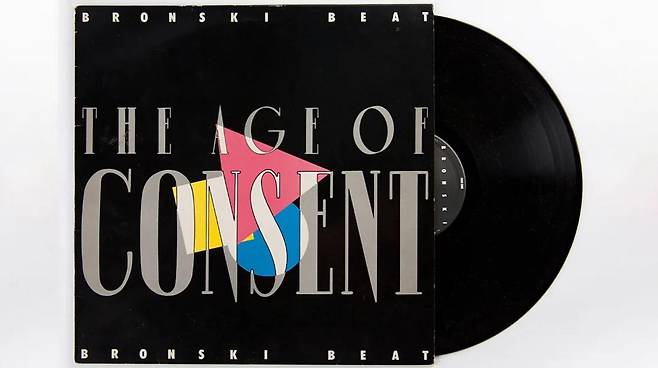 1984년 10월에 발매된 이 그룹의 데뷔 앨범의 제목은 ‘에이지 오브 콘센트(The Age of Consent, 승인 연령 또는 허용 연령)’였다