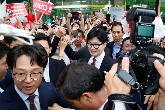 한동훈 전 국민의힘 비상대책위원회 위원장이 23일 오후 서울 여의도 국회 소통관에서 국민의힘 7·23 전당대회 당 대표 출마 선언을 마친 뒤 지지자들에 둘러싸여 있다. /사진=뉴스1화상