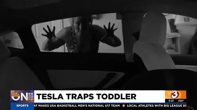 방전된 전기차 테슬라 안에 20개월 된 아기가 갇혀 구조대가 도끼로 창문을 깨고서야 구조하는 일이 미국에서 벌어졌다. 지역매체인 애리조나주 패밀리(Arizona\'s Family) 보도 화면 갈무리.