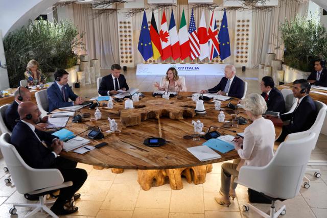 지난 13일 이탈리아 풀리아주 보르고 에냐치라 리조트에서 주요 7개국(G7) 정상들과 유럽연합 대표들이 G7 정상회의 세션을 진행하고 있다. AFP 연합뉴스