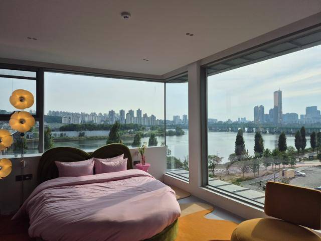 20일 서울 용산구 스카이 스위트 한강브릿지 서울(스카이 스위트)의 침실 모습. 권정현 기자