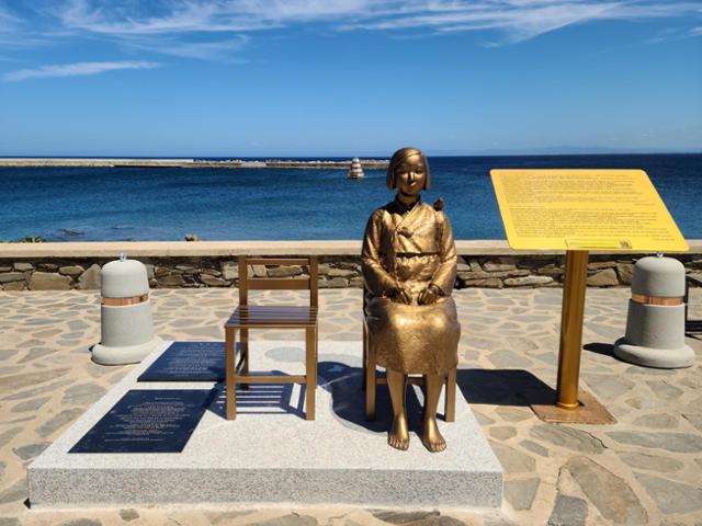 일본군 위안부 피해자를 상징하는 '평화의 소녀상'이 22일 이탈리아 사르데냐섬 스틴티노시 해안가에 건립됐다. 해외에는 14번째, 유럽에는 독일 베를린에 이어 두 번째로 건립된 소녀상이다. 정의기억연대 제공