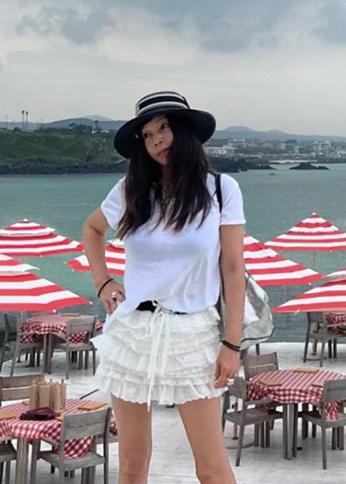 릴 장식의 미니스커트도 거뜬히 소화하는 배우 황신혜. [사진 인스타그램]