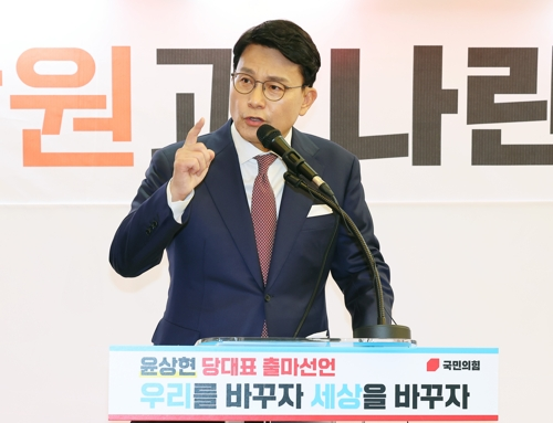 윤상현 국민의힘 의원이 21일 오전 인천 미추홀구 용현시장에서 당 대표 출마 선언 기자회견을 하고 있다. 연합뉴스