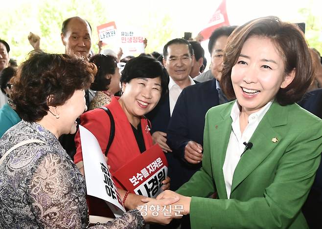 나경원 국민의힘 의원이 23일 오후 서울 여의도 국회 소통관에서 출마 선언에 앞서 지지자들과 인사를 나누고 있다. 2024.06.23 문재원 기자